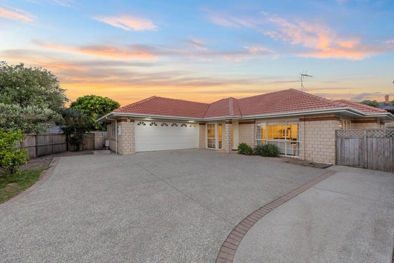 Photo of property in 8 William Woods Court, Flat Bush, Auckland, 2016