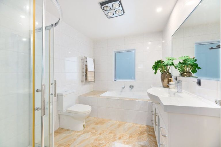 Photo of property in 4 San Casello Rise, Henderson, Auckland, 0612