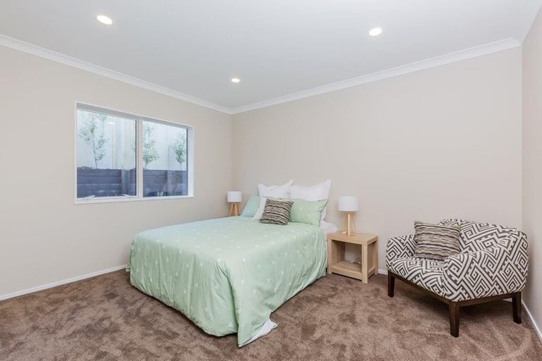 Photo of property in 18 Syd Grant Crescent, Orewa, 0931