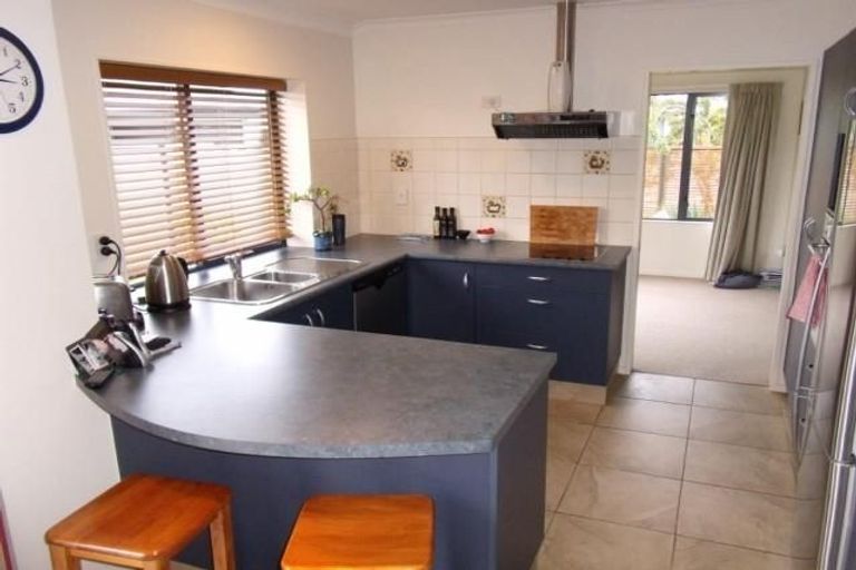 Photo of property in 16 Newbury Place, Taradale, Napier, 4112