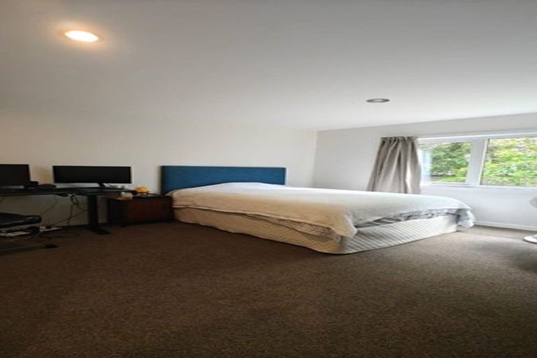 Photo of property in 31 Mandeville Place, Unsworth Heights, Auckland, 0632