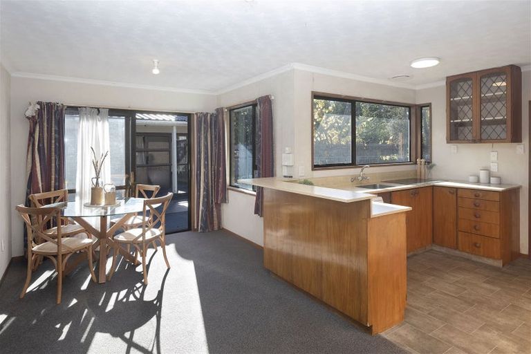 Photo of property in 11 Oakley Crescent, Hornby, Christchurch, 8042