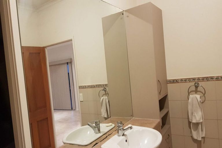 Photo of property in 76 Edgewater Drive, Pakuranga, Auckland, 2010