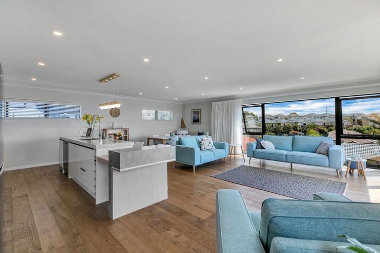 Photo of property in 29 Bernleigh Terrace, West Harbour, Auckland, 0618