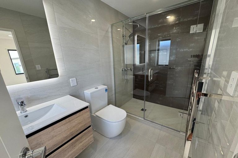 Photo of property in 4/90 Picasso Drive, West Harbour, Auckland, 0618