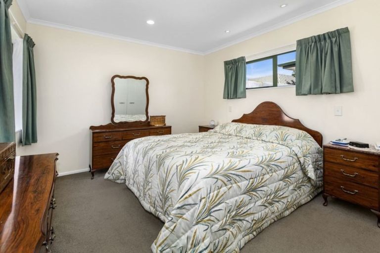 Photo of property in 1c Kereru Bend, Tawa, Wellington, 5028