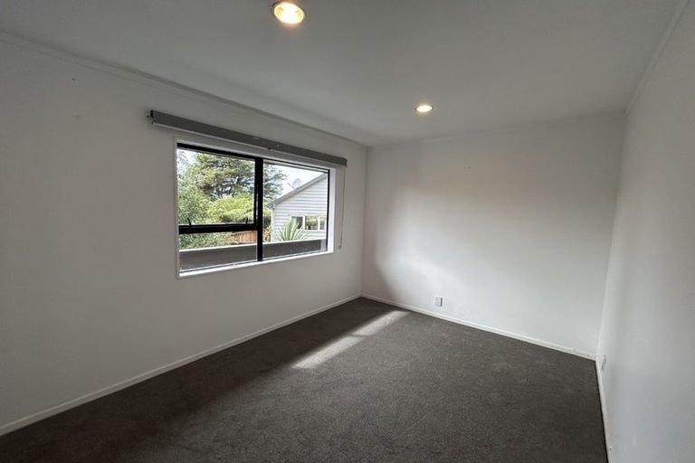 Photo of property in 1/2 Heatherleigh Rise, Northcross, Auckland, 0632