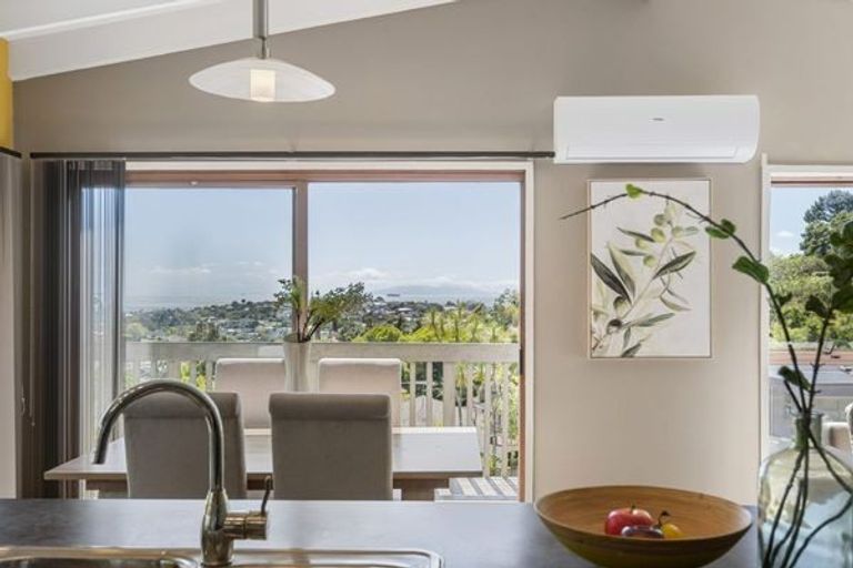 Photo of property in 9 Malters Place, Browns Bay, Auckland, 0630