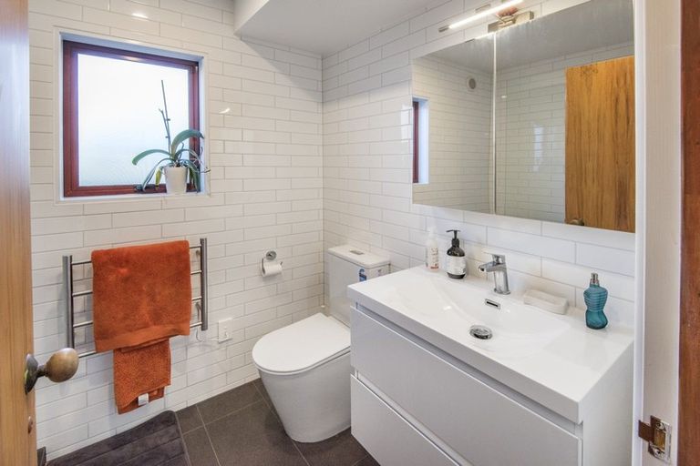 Photo of property in 8a Wicklow Road, Narrow Neck, Auckland, 0622