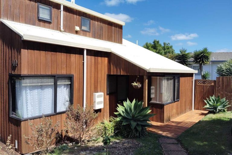 Photo of property in 1/11 Cambric Place, Botany Downs, Auckland, 2010