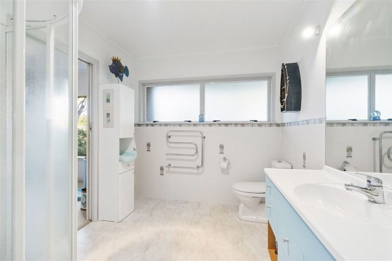 Photo of property in 124 Tiraumea Drive, Pakuranga, Auckland, 2010