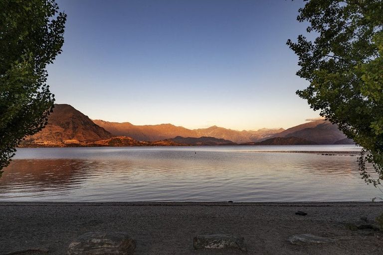 Photo of property in 335 Beacon Point Road, Wanaka, 9305