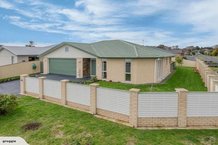 Photo of property in 2 Bridford Way, Paraparaumu, 5032