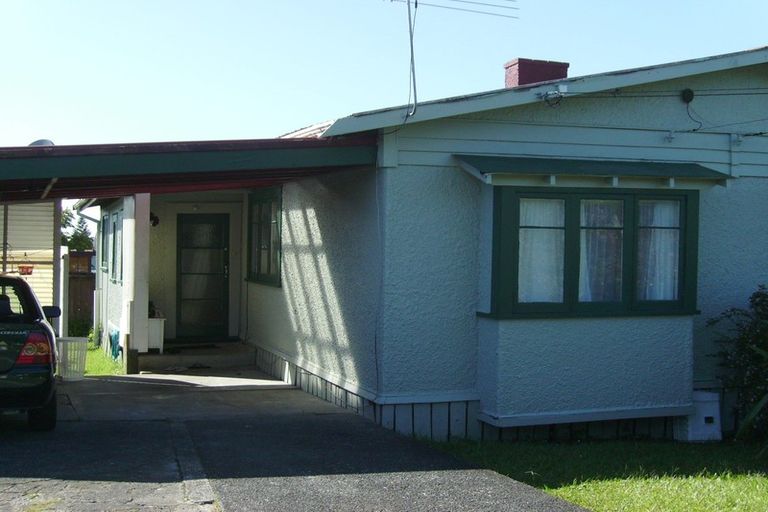 Photo of property in 2/12 Hinekohu Street, New Lynn, Auckland, 0600