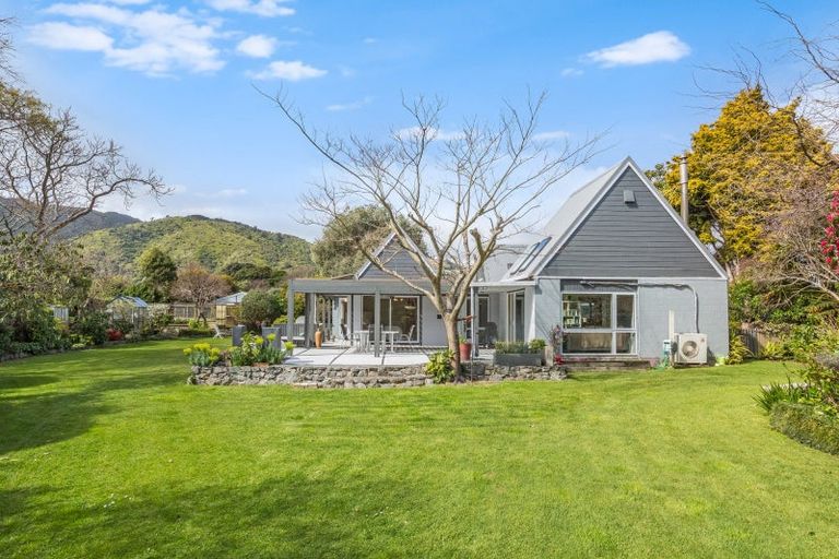 Photo of property in 16 Karu Crescent, Waikanae, 5036