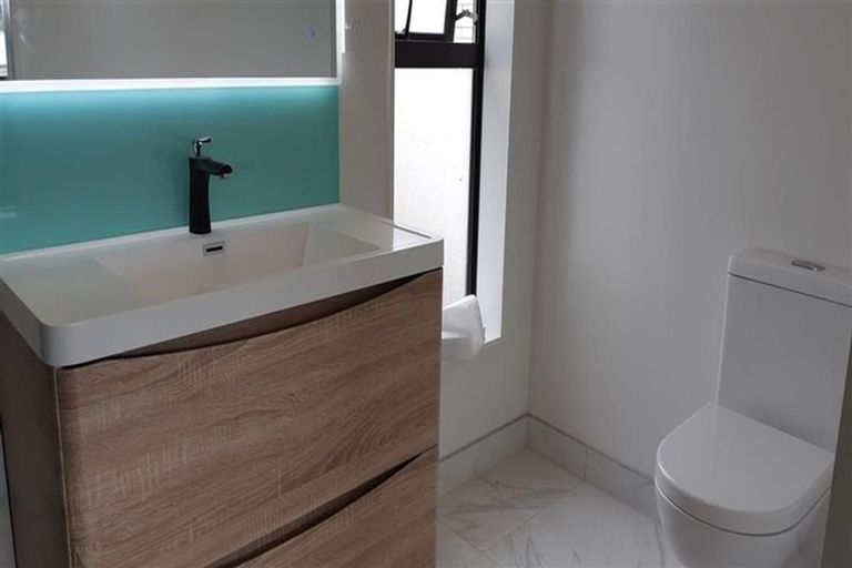 Photo of property in 7c Holland Avenue, Point England, Auckland, 1072