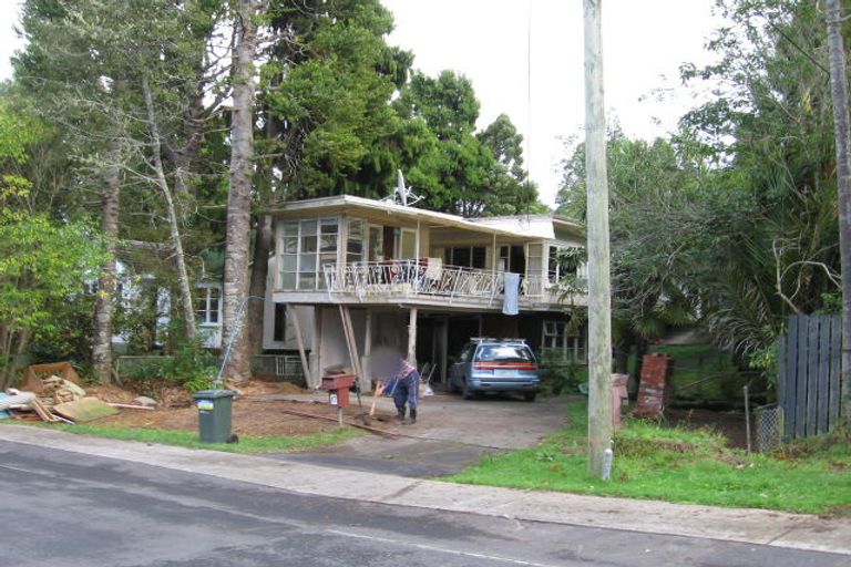 Photo of property in 17 Hollywood Avenue, Titirangi, Auckland, 0604