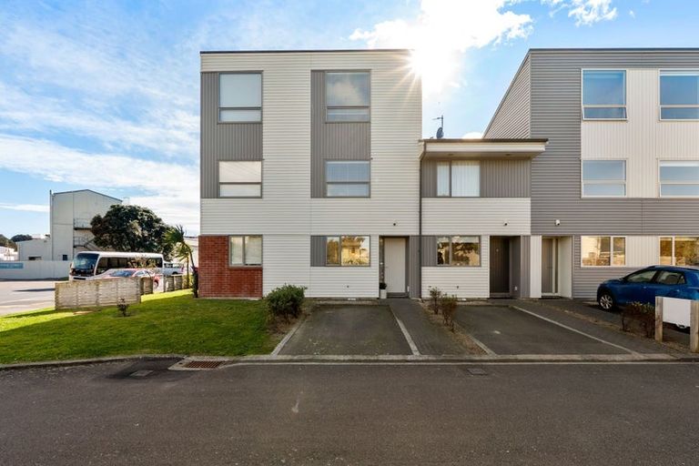 Photo of property in 2/2 Stone Street, Miramar, Wellington, 6022