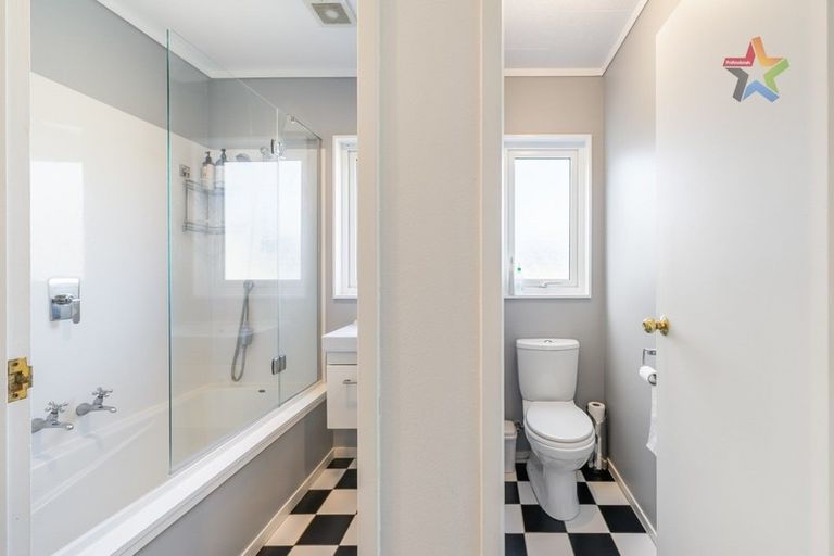 Photo of property in 21 Jasmine Grove, Maungaraki, Lower Hutt, 5010