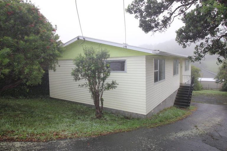 Photo of property in 13a Lyndfield Lane, Newlands, Wellington, 6037