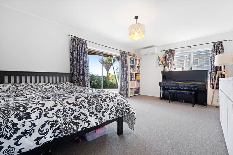 Photo of property in 52 Chelsea View Drive, Chatswood, Auckland, 0626