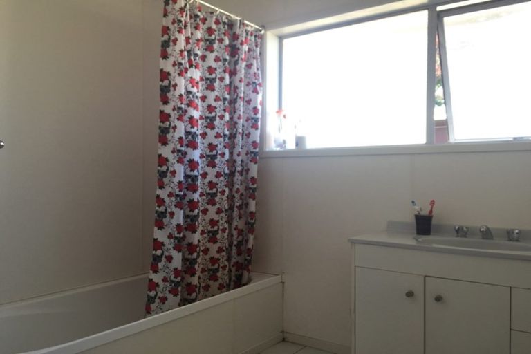 Photo of property in 1/114 Te Atatu Road, Te Atatu South, Auckland, 0610