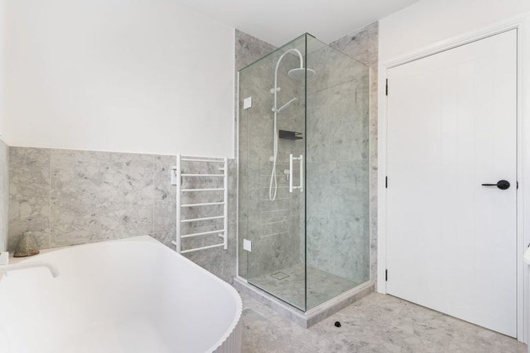 Photo of property in 24b Clinton Avenue, Te Atatu Peninsula, Auckland, 0610