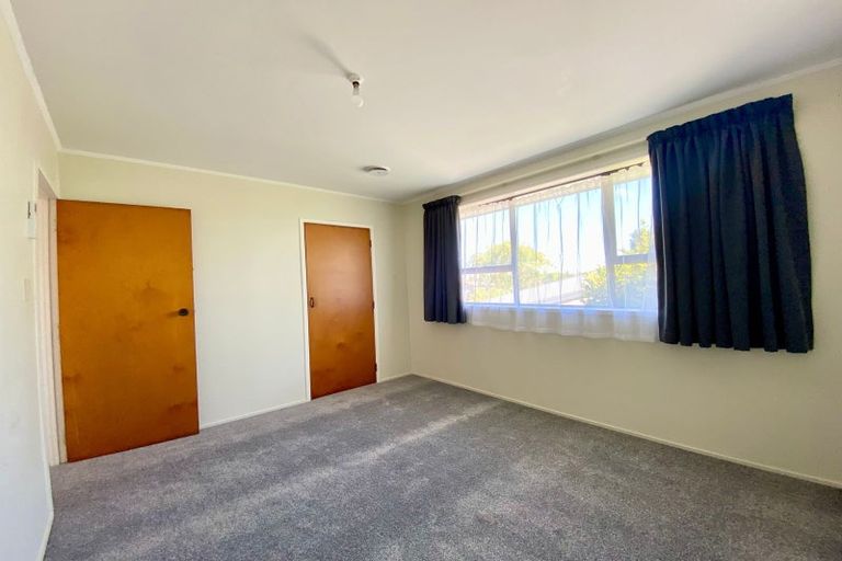Photo of property in 15 Foyle Place, Glendene, Auckland, 0602