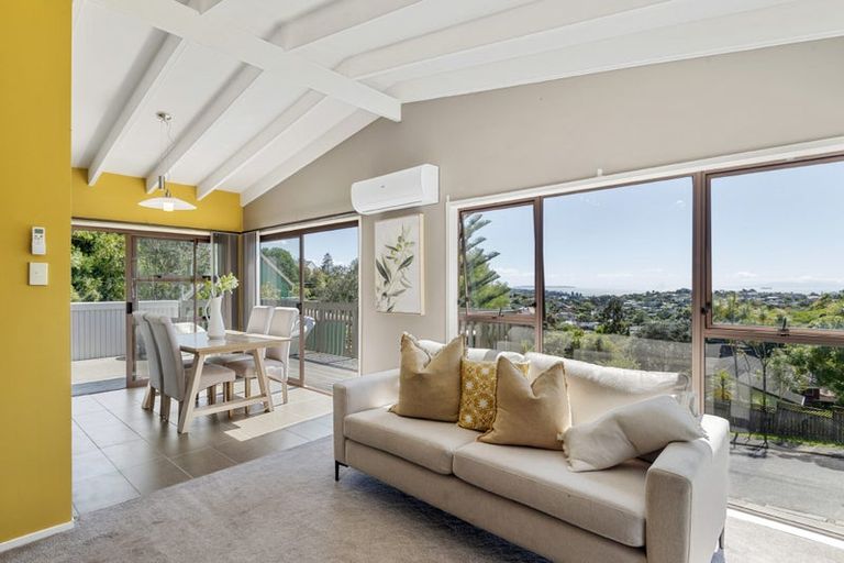 Photo of property in 9 Malters Place, Browns Bay, Auckland, 0630