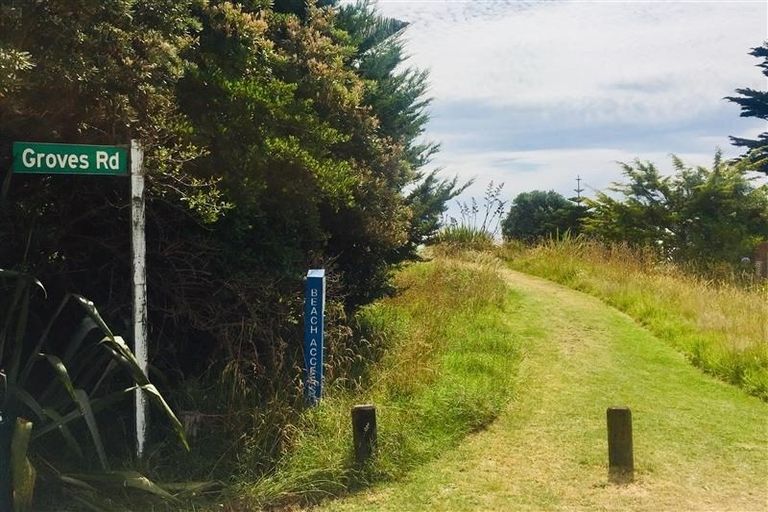 Photo of property in 1 Groves Road, Raumati Beach, Paraparaumu, 5032