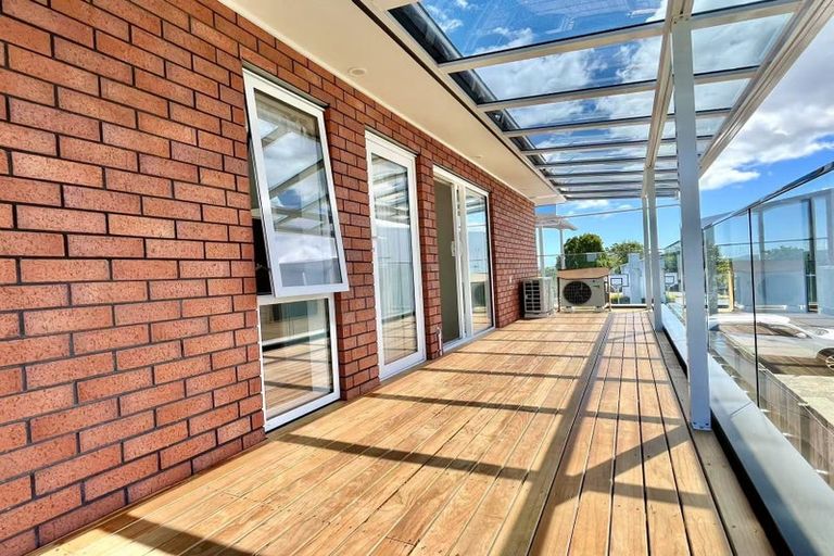 Photo of property in 7b Hanson Place, West Harbour, Auckland, 0618