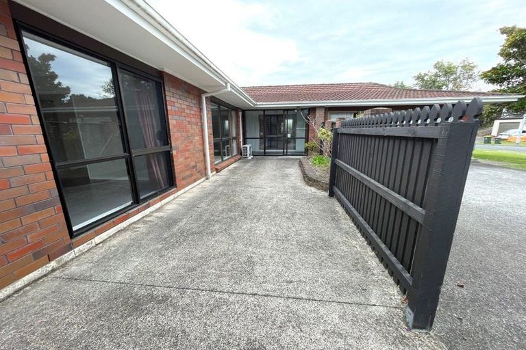 Photo of property in 24 Jillteresa Crescent, Half Moon Bay, Auckland, 2012