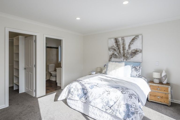 Photo of property in 6 Holcombe Drive, Paraparaumu, 5032