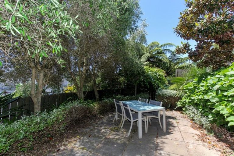 Photo of property in 35 Lemon Street, New Plymouth, 4310
