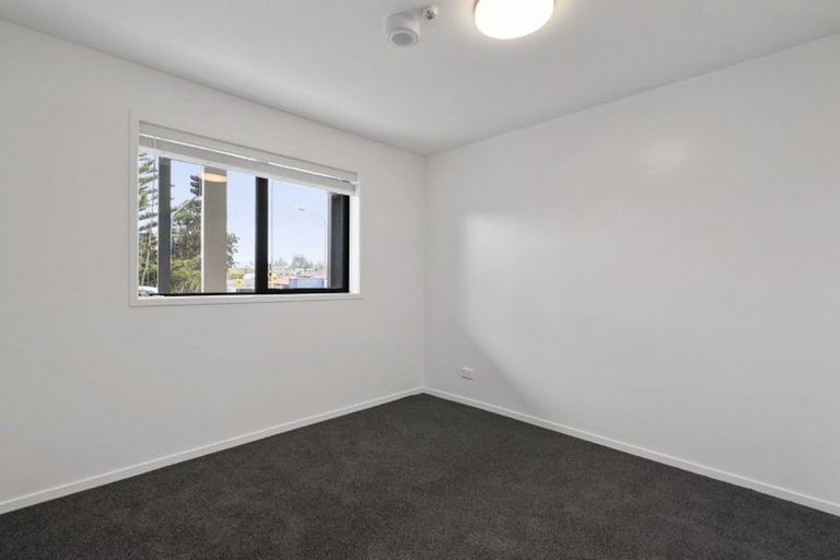 Photo of property in 1/4045f Great North Road, Glen Eden, Auckland, 0602