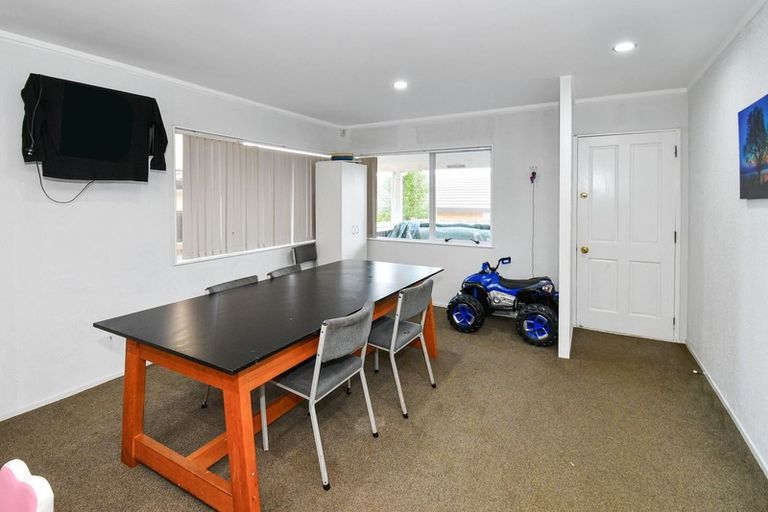 Photo of property in 2 Bill Phillip Place, Clendon Park, Auckland, 2103
