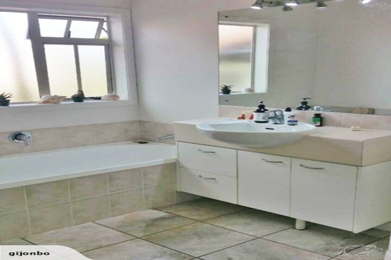 Photo of property in 6 Ponderosa Drive, Oteha, Auckland, 0632