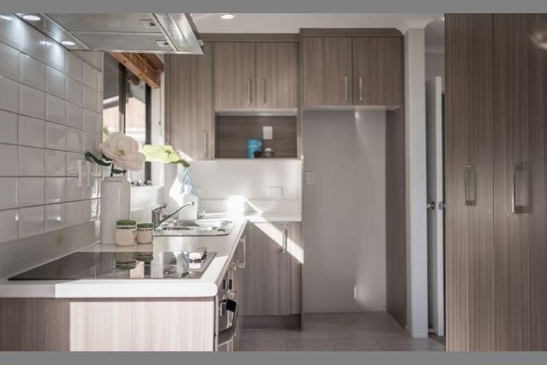 Photo of property in 150 Aviemore Drive, Highland Park, Auckland, 2010