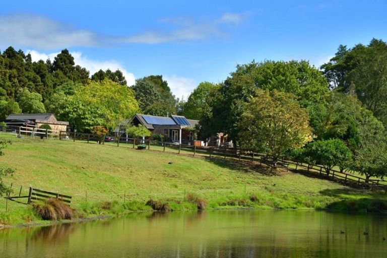 Photo of property in 30 Moontide Road, Kumeu, 0892