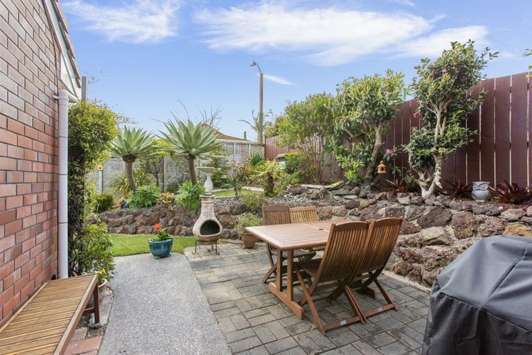 Photo of property in 2/9 Milwaukee Place, Glendene, Auckland, 0602