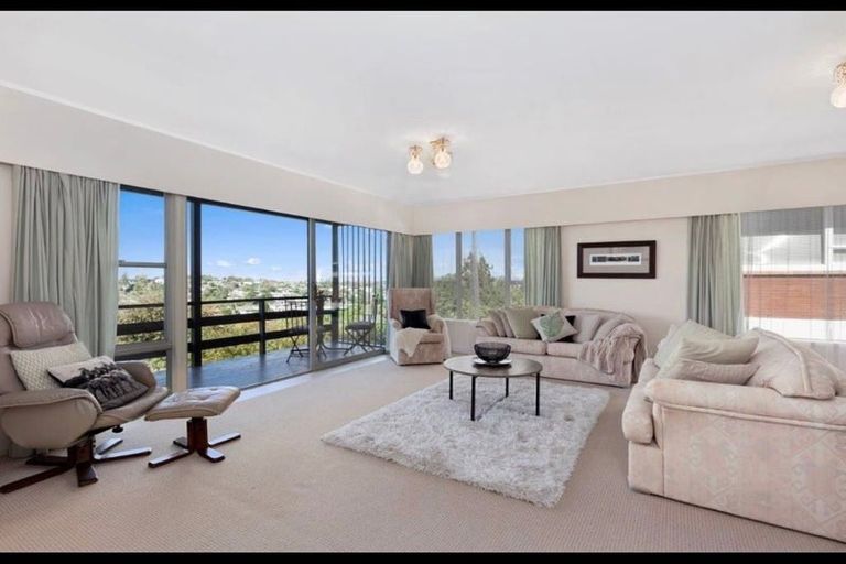 Photo of property in 15 Ravenwood Drive, Forrest Hill, Auckland, 0620