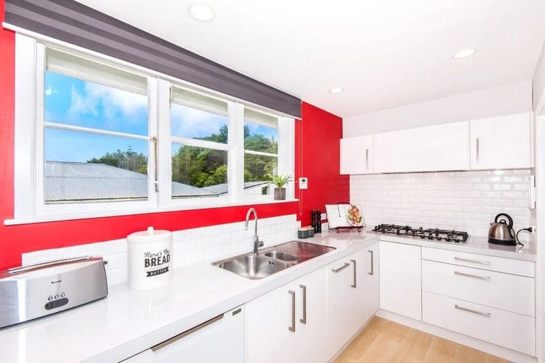 Photo of property in 37a Victory Crescent, Tawa, Wellington, 5028