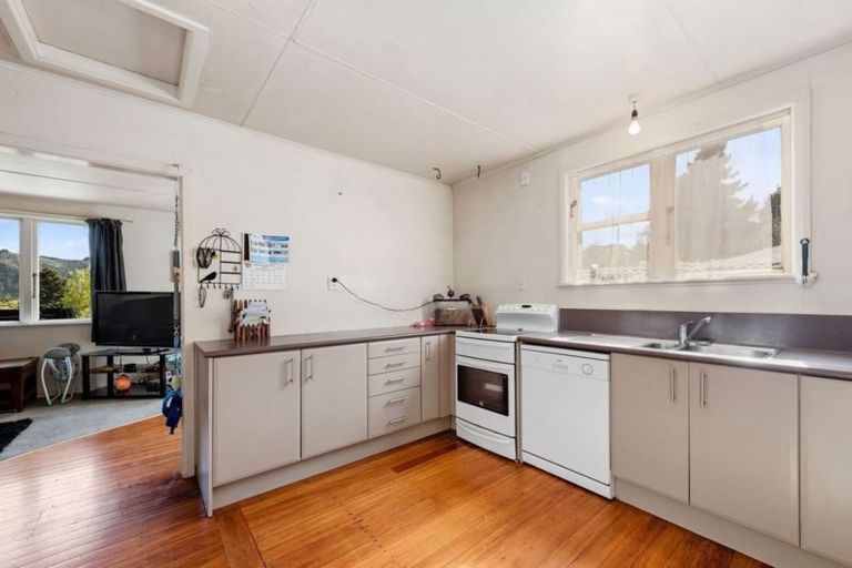 Photo of property in 64 Moeraki Road, Maoribank, Upper Hutt, 5018