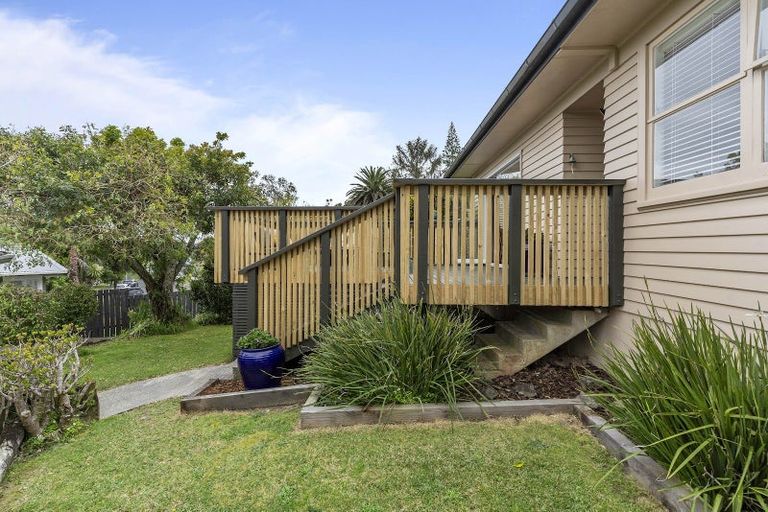 Photo of property in 22 Robbies Road, Shelly Park, Auckland, 2014