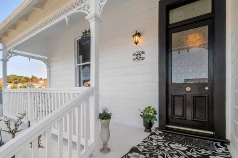 Photo of property in 32 Belt Road, Moturoa, New Plymouth, 4310