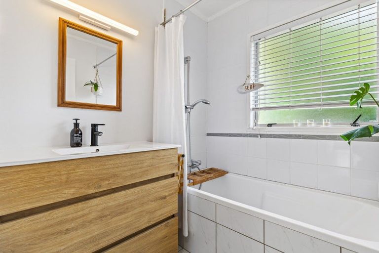 Photo of property in 47 Red Beach Road, Red Beach, 0932