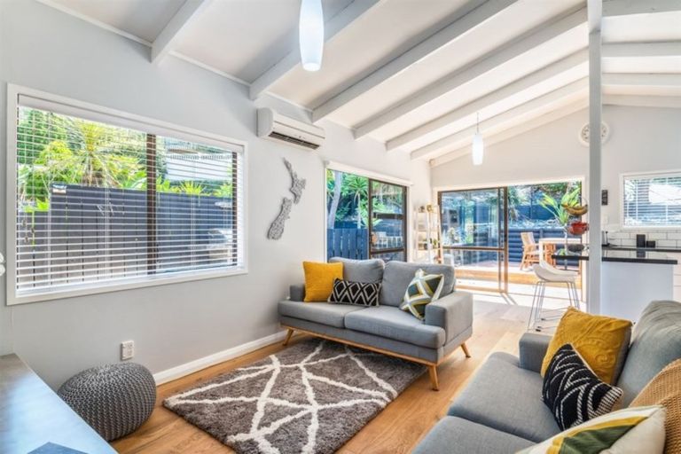 Photo of property in 1/5 Phillipa Place, Browns Bay, Auckland, 0630