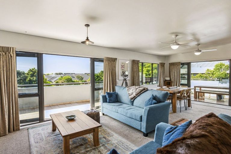 Photo of property in 8 Millennium Hill, Paraparaumu, 5032