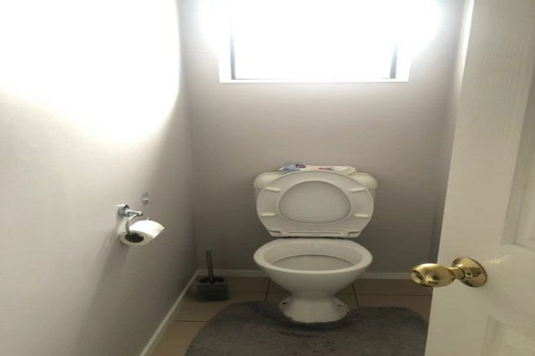 Photo of property in 33 Ginders Drive, Massey, Auckland, 0614