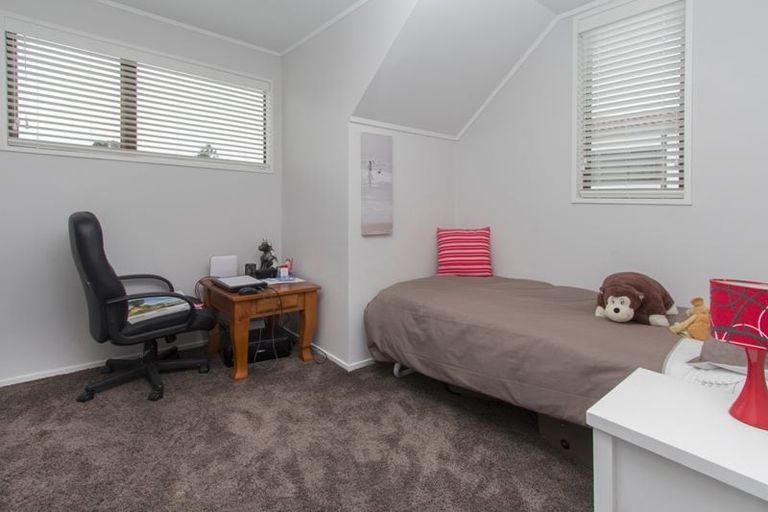 Photo of property in 1/16 Cornelian Crescent, Half Moon Bay, Auckland, 2012